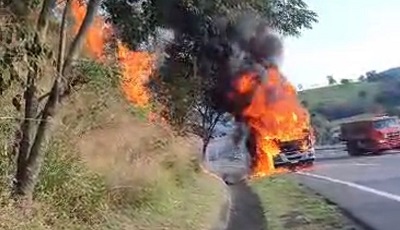 Caminhão é consumido pelas chamas perto de Eleutério (TEM VÍDEO)