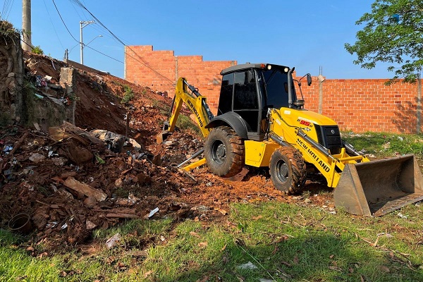 Prefeitura limpa lixo irregular deixado por ‘porcalhões’