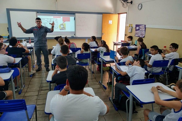 Programa Bombeiro na Escola forma mais 98 alunos