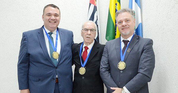 Daniel Ranzatto e Thomaz Moraes recebem medalha “Dr. Ariovaldo Risola