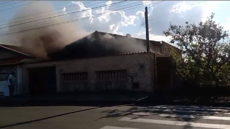 Casa pega fogo no Jardim Guarujá (tem vídeo)