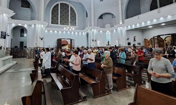 Procissão e presença do bispo marcam dia dedicado à Padroeira  