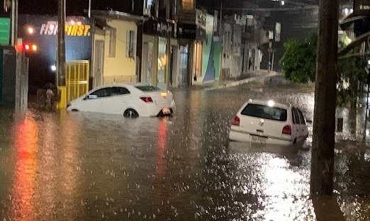 Chuva de 65 mm em 40 minutos e ventos fortes trazem o caos