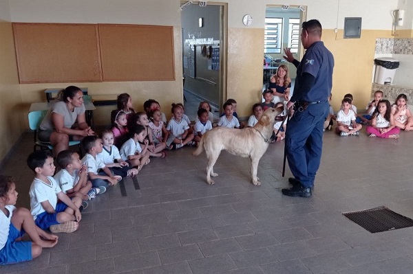 Canil da GCM cumpre agenda de apresentações nas Pré-escolas