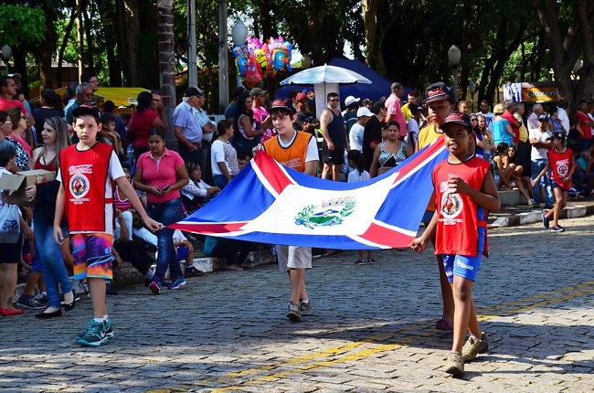 Desfile Cívico deve lotar o Parque; à noite tem Barra da Saia