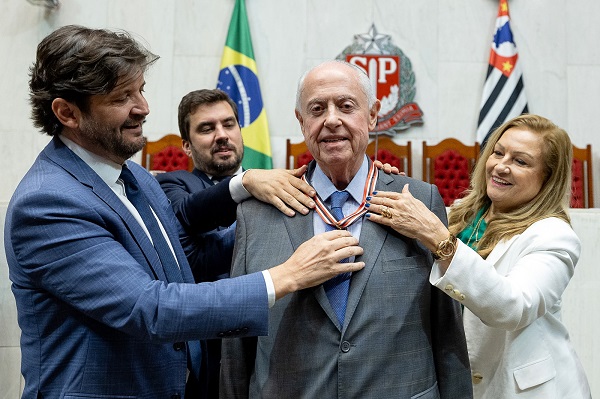 Totonho Munhoz é condecorado com uma das maiores honrarias de São Paulo