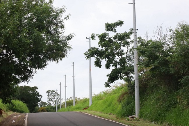 Prefeitura inicia instalação de iluminação do final da Rua Lindóia