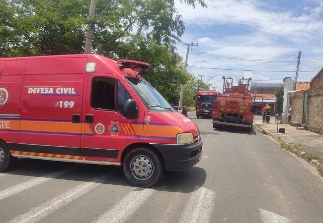 Bombeiros e Defesa Civil controlam fogo em residência