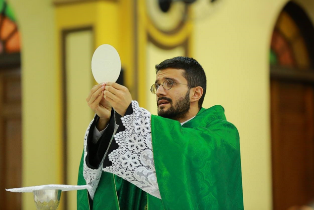 Missa dá posse a novo padre no Istor Luppi