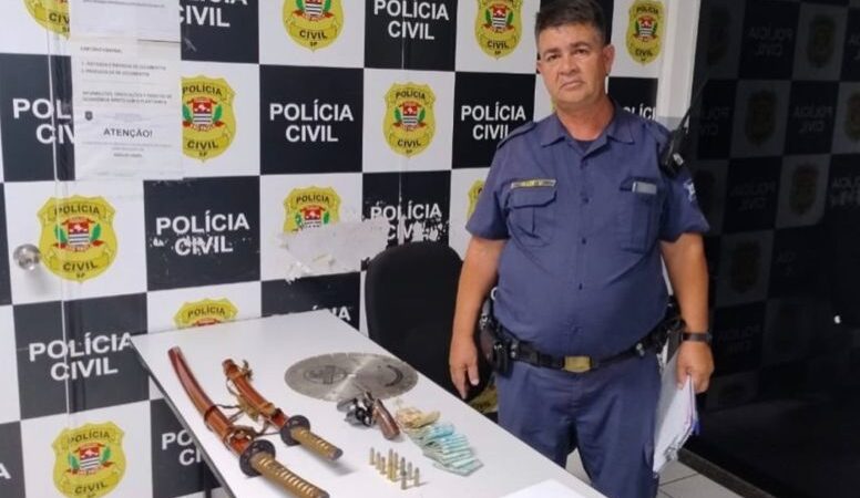 Casal tinha R$ 13 mil em dinheiro, revólver, drogas e até espada samurai  