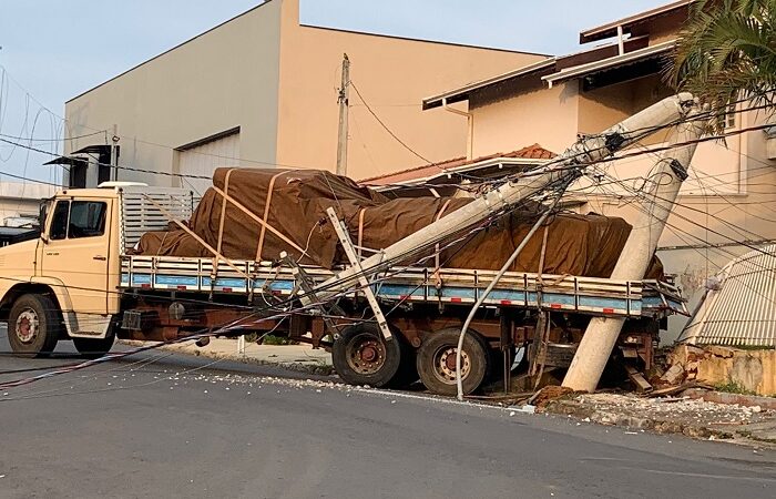 Caminhão ‘perde’ o freio e arrebenta poste e casa