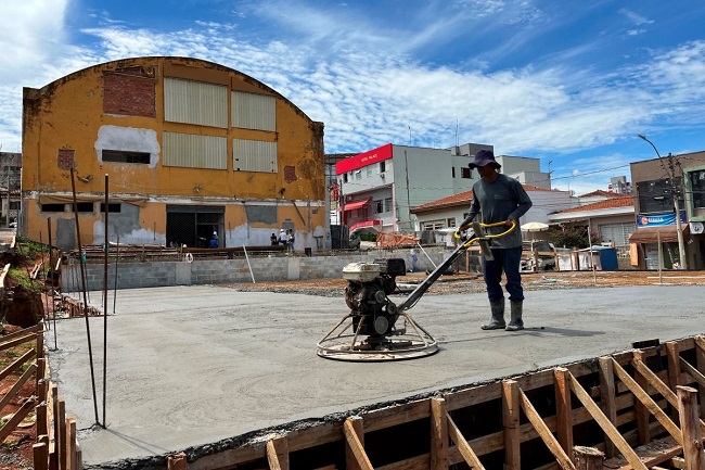 Concretagem da laje do estacionamento do Mercadão é executada