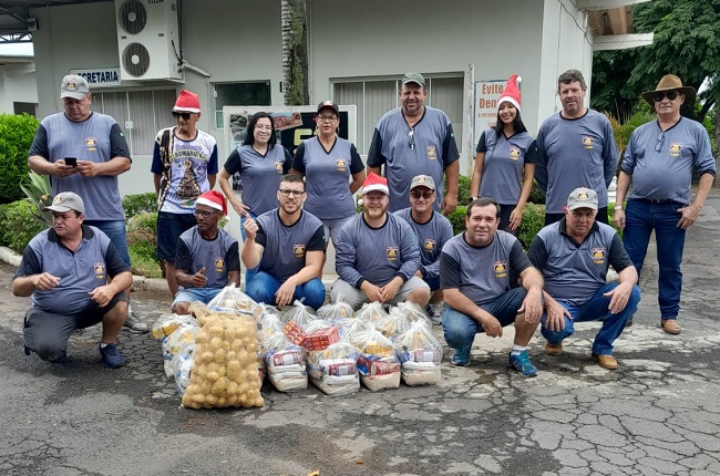 Grupo Caminhoneiros e Amigos entrega 350 cestas básicas para entidades