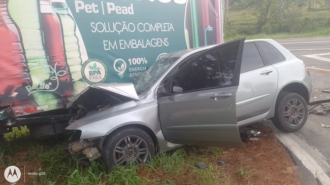 Acidente entre caminhão e carro fere dois na SP-352