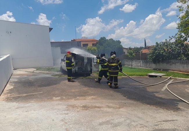 Ambulância vira ‘bola de fogo’ no pátio do Hospital Municipal