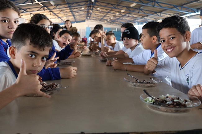 Assinado contrato da merenda escolar com a Efraim Alimentos