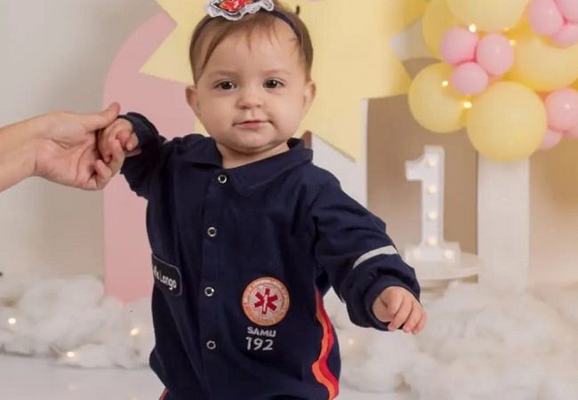 Garotinha que nasceu na ambulância completa 1 ano com direito a roupa do SAMU  