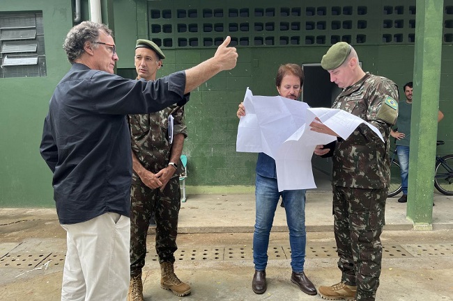 Prefeito e oficiais do Exército visitam obras do Tiro de Guerra