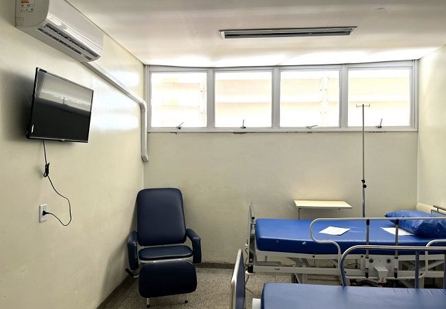 Toninho Bellini instala TV e ar condicionado nos quartos do Hospital Municipal