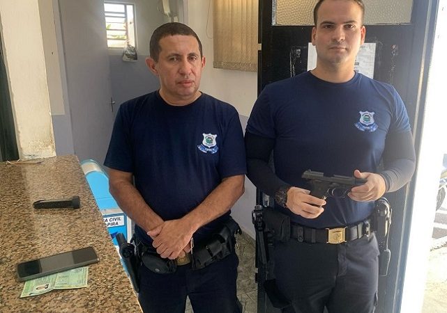 Funcionário de supermercado furta arma do patrão e é preso