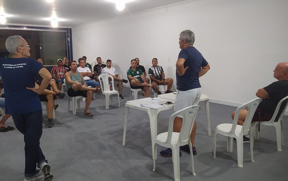 Equipes da Copa Itapira de Futebol recebem instruções sobre a competição