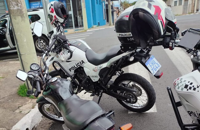 No Centro: homem pilotando moto ‘cabrita’ é preso
