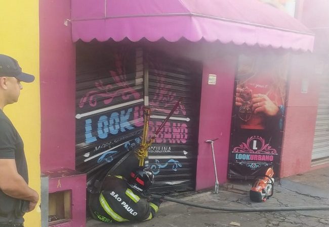 Semana começa com incêndio em loja no Cubatão