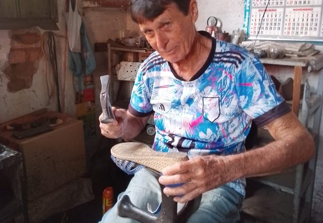 Seo Wilson mantém viva a profissão de sapateiro em Itapira