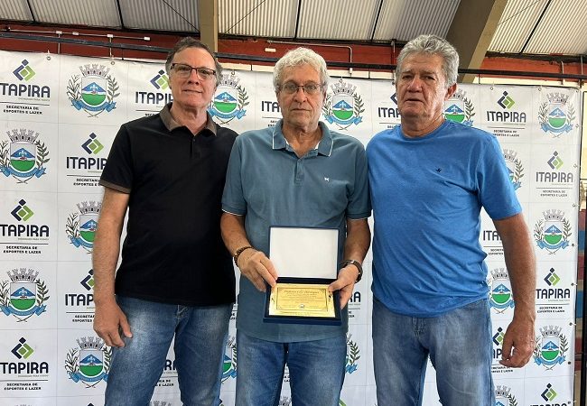 Luiz Domingues é homenageado no encerramento dos Jogos Escolares