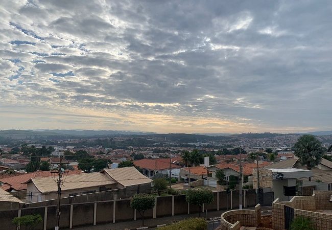 Apesar do tempo nublado, previsão de chuva é pra domingo