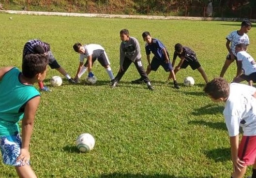 Futebol abre vagas para aulas no bairro dos Prados