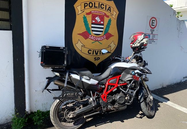 Polícia Civil recupera BMW/F800 que havia sido roubada