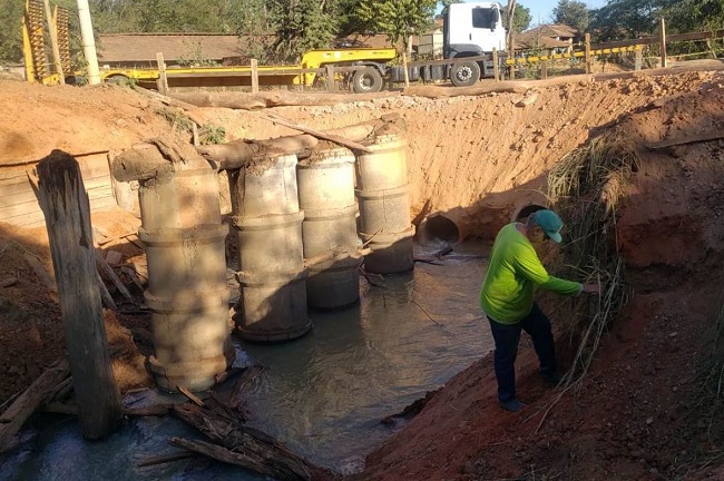 Prefeitura faz desvio para reforma de ponte no Córrego do Cocho