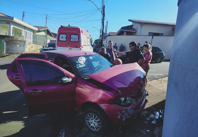 Homem sai ferido após colisão entre dois carros na Vila Ilze