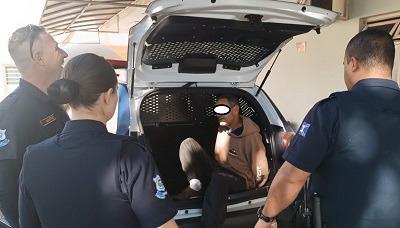 Homem enche a boca de drogas para escapar da prisão