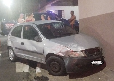 Carro passa na ‘preferencial’ e causa acidente na rua Espanha