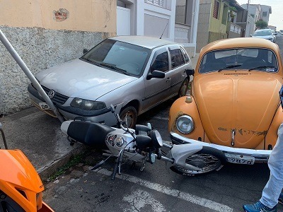 Gol sai andando sozinho, atropela o dono e acerta Fusca e duas motos