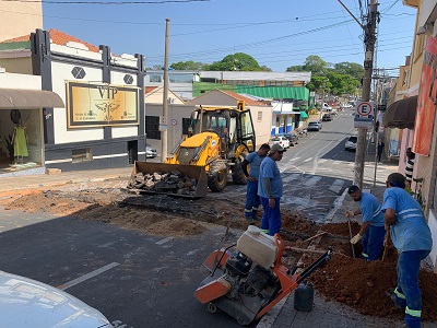 Trecho da rua Rui Barbosa é interditado para conserto do SAAE