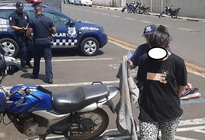 Tráfico em praça manda mulher pra cadeia