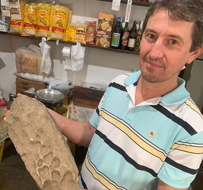 Pedra da ‘pegada de onça’ é mistério que dura 10 anos na Ponte Nova