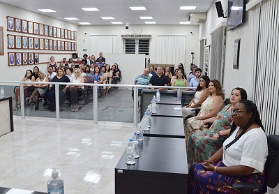 Entrega da Medalha “Prof. Orlando Dini” lota o plenário da Câmara