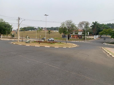 Motoqueiro sem habilitação atropela pedestre na rotatória do Santa Fé