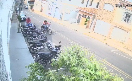 Ladrões tentam furtar duas motos mas ficam ‘só na vontade’ (veja o vídeo)