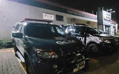 Chefão do tráfico pula em casas, pendura em ônibus em movimento mas acaba preso