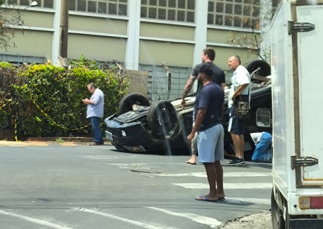 Corsa acerta traseira de Onix e capota na Virgolino