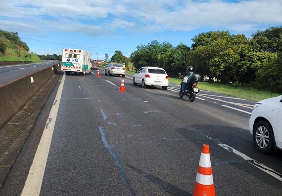 Rodovia Itapira/Mogi registra colisão entre dois carros