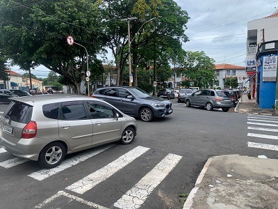 Cruzamento ‘zicado’ na Praça Mogi Mirim aguarda há 3 anos ação da Prefeitura 