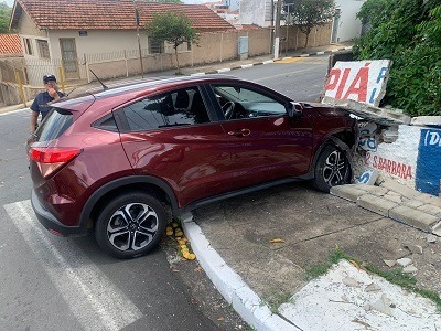 Carro derruba muro de casa no São Vicente após choque  