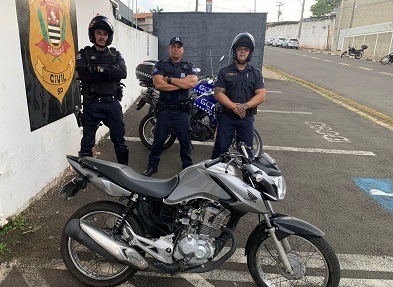 GAM vai pra cima de ladrão e recupera moto roubada