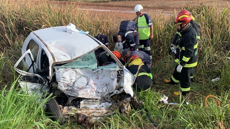 Motorista fica preso nas ferragens após colisão contra caminhão